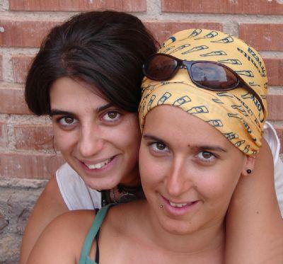 FOTO:Ana Herrero, en segundo plano, junto a una compañera de excavación FOTOAna Herrero, en segundo plano, junto a una compañera de excavación